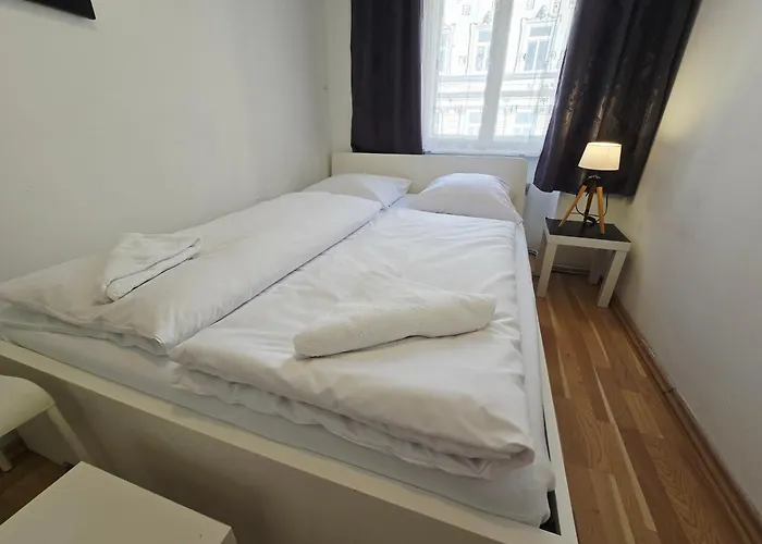 Spacious 3 Private In A Shared In דירה *